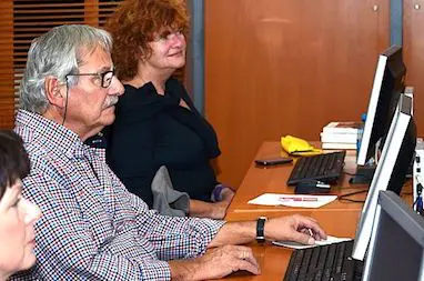 Seniors Se Formant A Linformatique