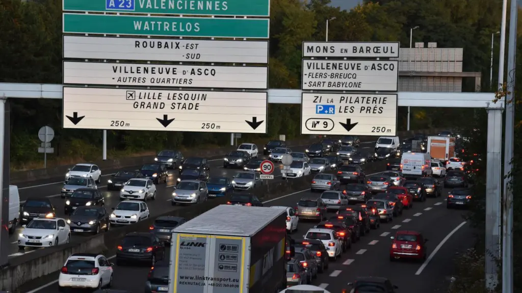 le périphérique de Lille avec beaucoup de véhicules