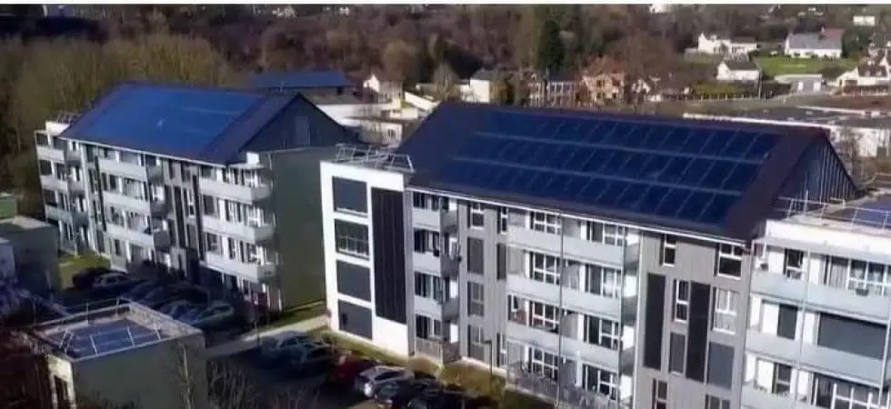 vue sur Malaunay: des immeubles avecdes panneaux photovoltaïques sur les toits