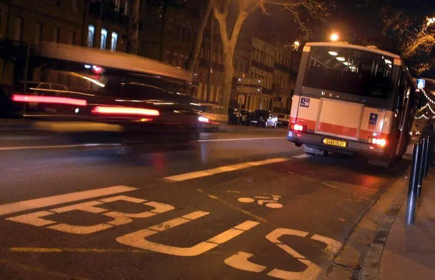 un bus de nuit roulant dans un couloir de bus
