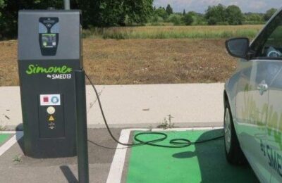 une borne de recharge électrique reliée à une voiture