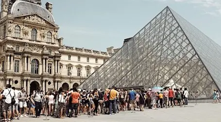 Longue File Dattente Devant La Pyramide Du Louvre