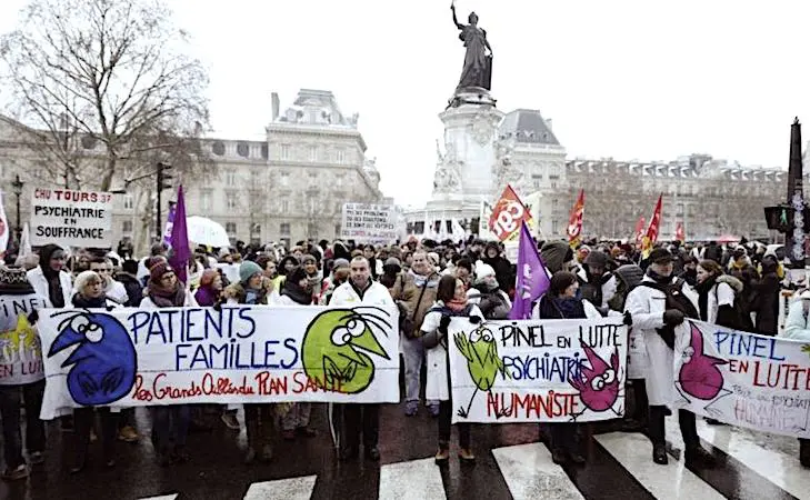Manifestation qui réclame des moyens pour la psychiatrie.