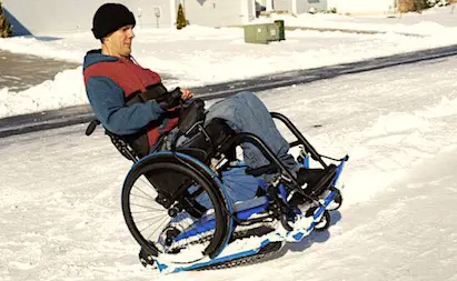 Un Fauteuil Roulant Qui Absorbe Les Pentes