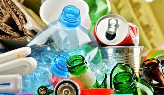 des déchets: bouteilles en verre et en plastique