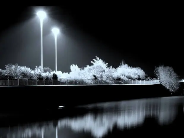 une ville la nuit avec son éclairage public