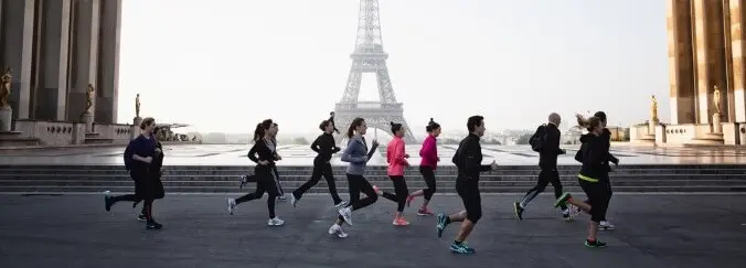 des sportifs courant devant la Tour Eiffel