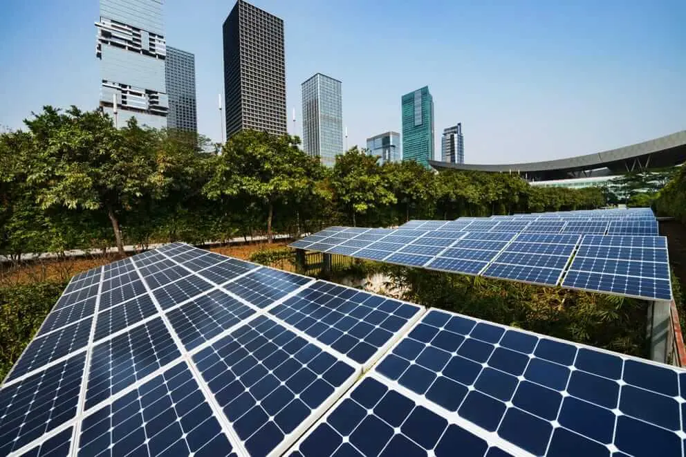 des panneaux photovoltaïques devant des immeubles