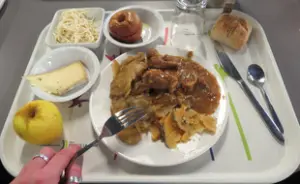 Des repas de solidarité destinés aux soignants ont commencé à être livrés partout en France.