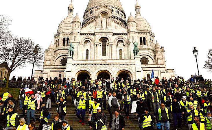 Des Gilets jaunes se sont rassemblés pacifiquement devant le Sacré-Coeur.