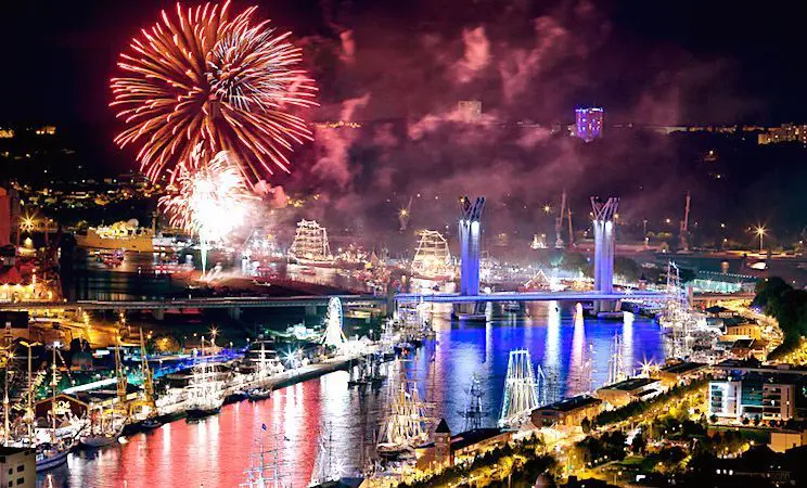 Les feux d'artifice tirés sur la Seine, lors de l'Armada de Rouen, sont très célèbres.