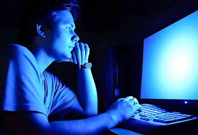 Les émissions intensives de lumière bleue sont dangereuses pour la vue.