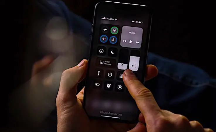 Moins éblouissant que l'éclairage habituel, le "mode sombre" des écrans est bon pour la vue.