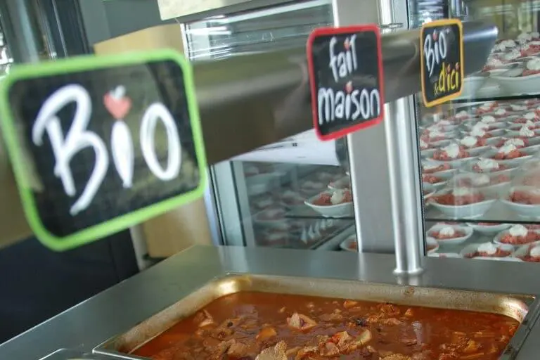 des panneaux "bio" et "fait maison"