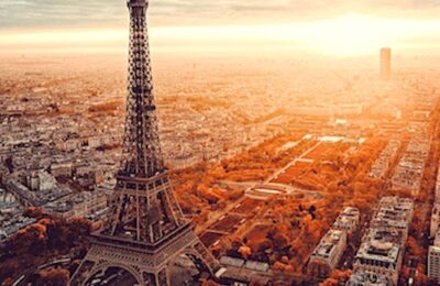 L'anniversaire de la Tour Eiffel est célébré par un grand jeu gratuit pour ses visiteurs.