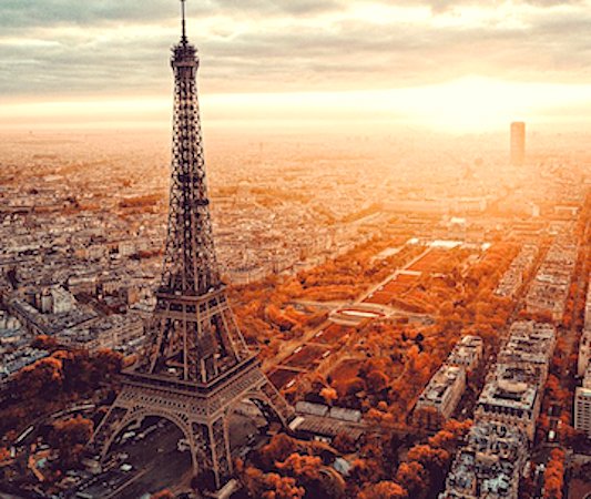 L'anniversaire de la Tour Eiffel est célébré par un grand jeu gratuit pour ses visiteurs.