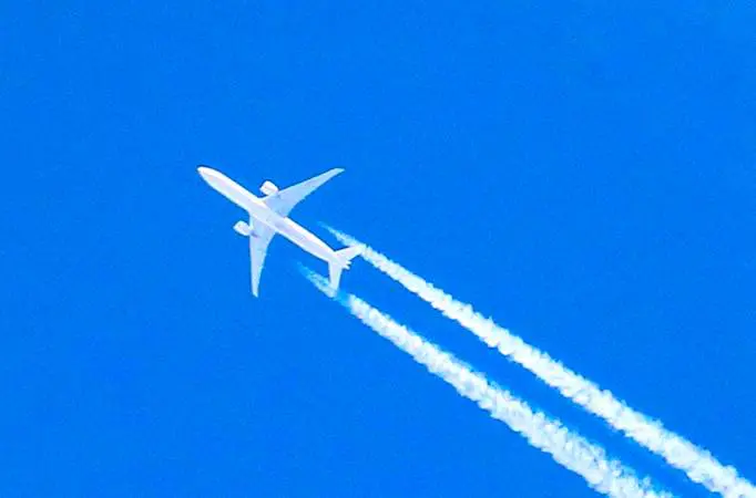 Réduire nos émissions de carbone peut passer par un meilleur contrôle des voyages en avion.