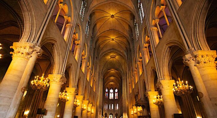 Vue de l'intérieur de Notre-Dame de Paris.