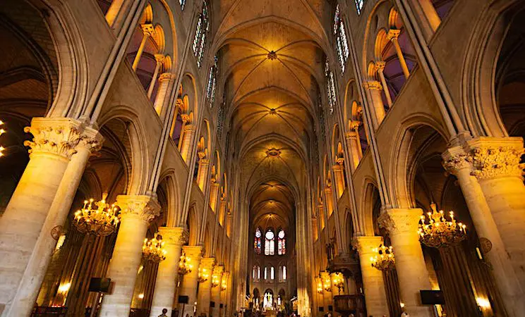 Vue de l'intérieur de Notre-Dame de Paris.