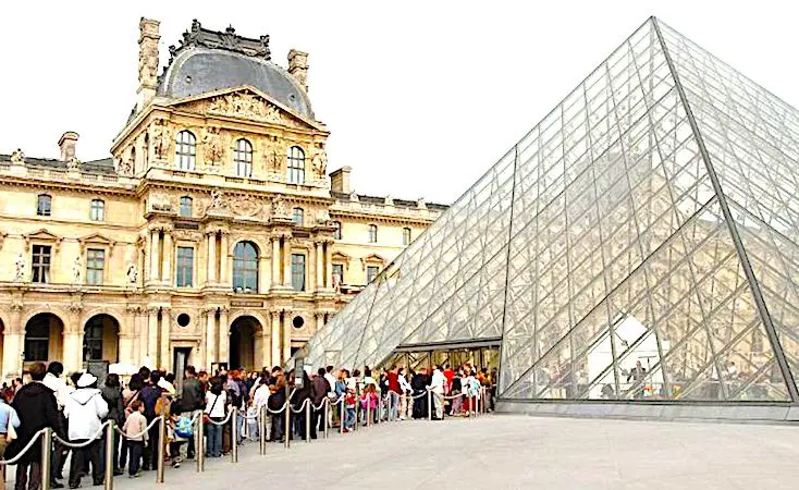 Les files d'attente trop longues sont une plaie pour le secteur du tourisme.