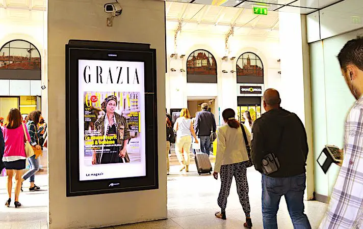 Des écrans vidéo publicitaires servent à évaluer l'impact des campagnes sur les passants.