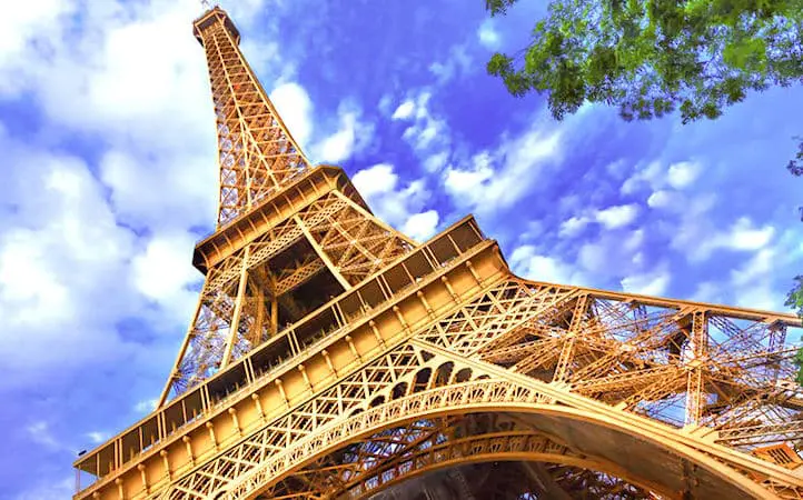 ans de la Tour Eiffel sont célébrés par un show lumineux.