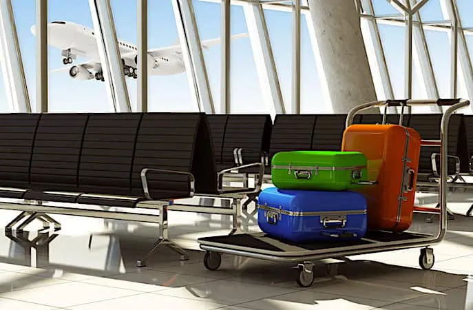 Les bagages trop lourds coûtent cher en avion.