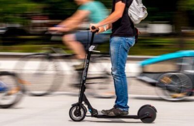 une personne sur une trottinette