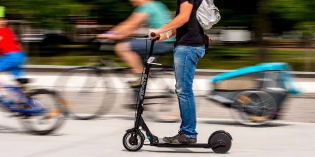 une personne sur une trottinette