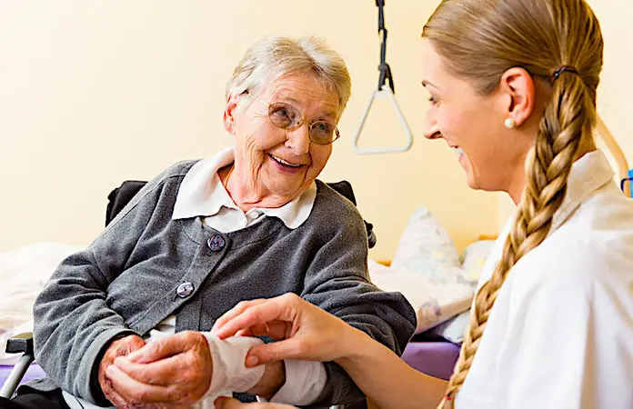 Les visites à domicile aident à lutter contre l'isolement.