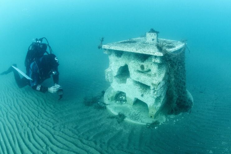 un plongeur installant un récif artificiel