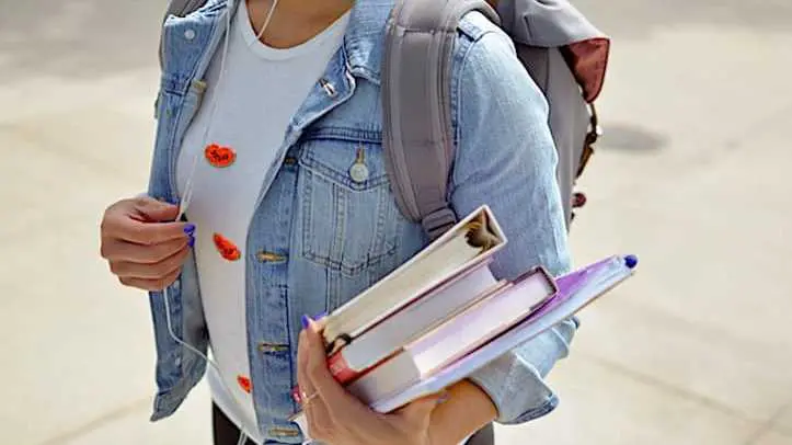 Cropped Le Cole Gratuite Engendre En Re Alite Des Frais Cache S