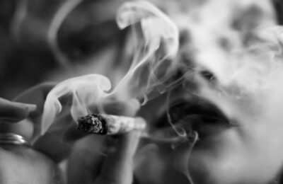 une personne fumant