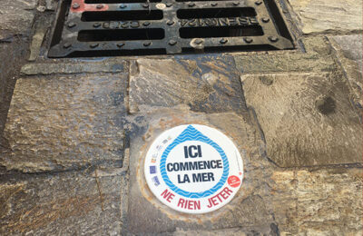 la plaque "ici commence la mer"
