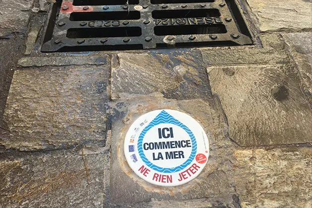 la plaque "ici commence la mer"