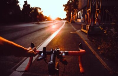 un vélo sur la route