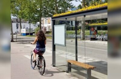 un cycliste passant devant un abribus