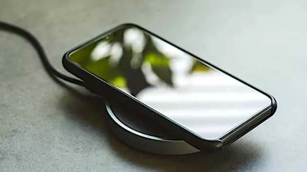 Cropped La Recharge Par Induction Use Pre Mature Ment Les Baterries Des Portables Echarge