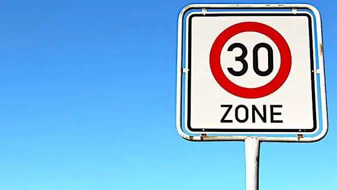 Cropped La Re Duction De Vitesse A 30 Kmh Est Devenue Normale A Be Gles