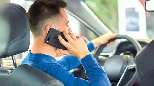 Cropped Te Le Phoner Au Volant Pourrait Entrai Ner Un Retrait De Permis