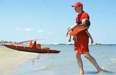 La pénurie de maîtres-nageurs en France est un réel problème au moment des vacances.