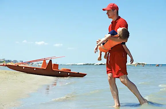 La pénurie de maîtres-nageurs en France est un réel problème au moment des vacances.