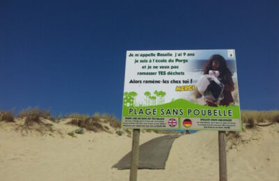 un panneau annonçant "sans poubelle la plage est plus belle"