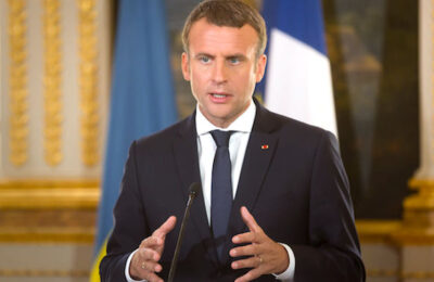 Le Président Macron décide finalement de réduire les suppressions de postes de fonctionnaires qu'il avait annoncées.