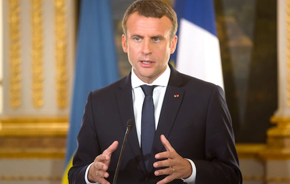 Le Président Macron décide finalement de réduire les suppressions de postes de fonctionnaires qu'il avait annoncées.