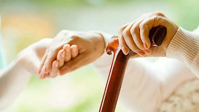 Cropped Laide A Domicile Des Seniors Continuera A E Tre Exone Re E De Charges Sociales