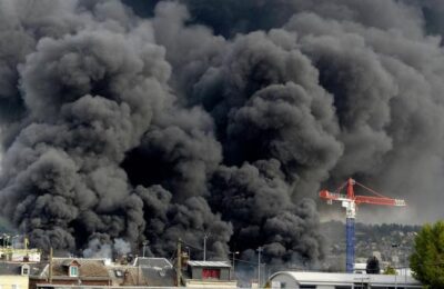 un nuage de fumée lors d'une explosion sur un site Seveso