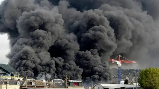 un nuage de fumée lors d'une explosion sur un site Seveso