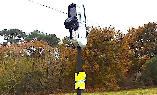 Des radars-tourelles ont commencé à être installés en France. Malheureusement, ils sont déjà vandalisés.