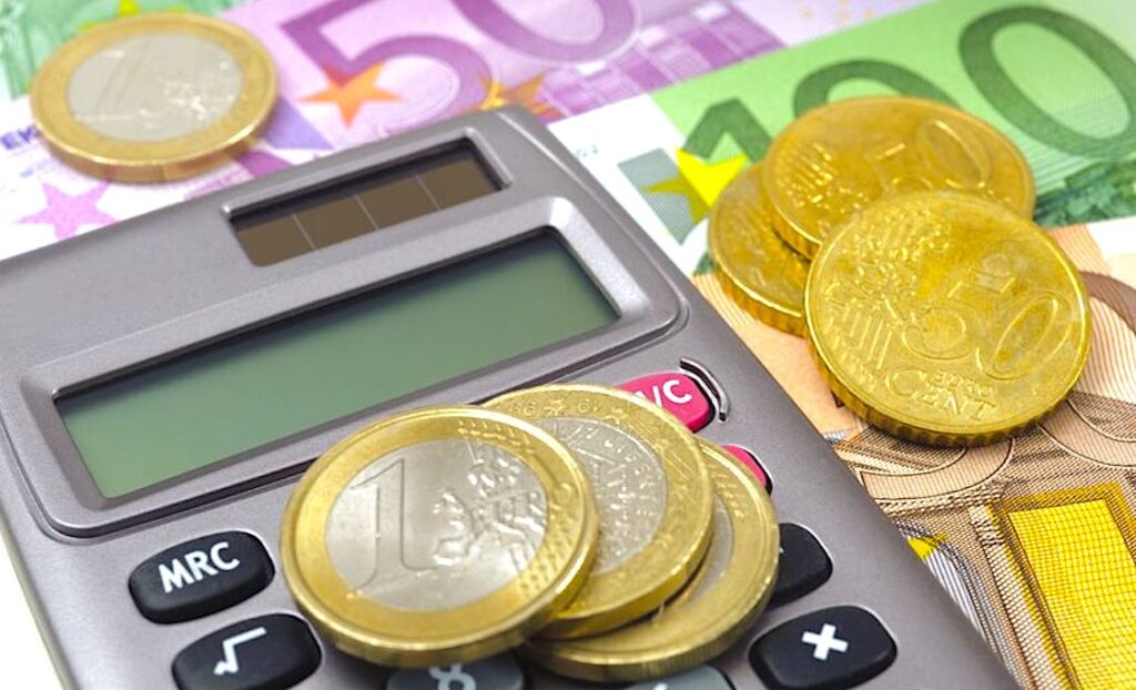 Le Revenu Universel d'Activite est un projet qui soulève de nombreuses interrogations.